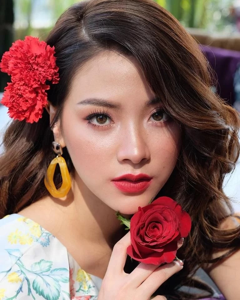 Với nhiều tác phẩm điện ảnh và truyền hình gây sốt như Friend Zone, Chiếc lá bay, Baifern Pimchanok không còn xa lạ với khán giả châu Á cũng như Việt Nam. Ngoài khả năng diễn xuất, mỹ nhân Thái Lan còn để lại ấn tượng nhờ gương mặt xinh đẹp, có khả năng chinh phục mọi kiểu trang điểm.