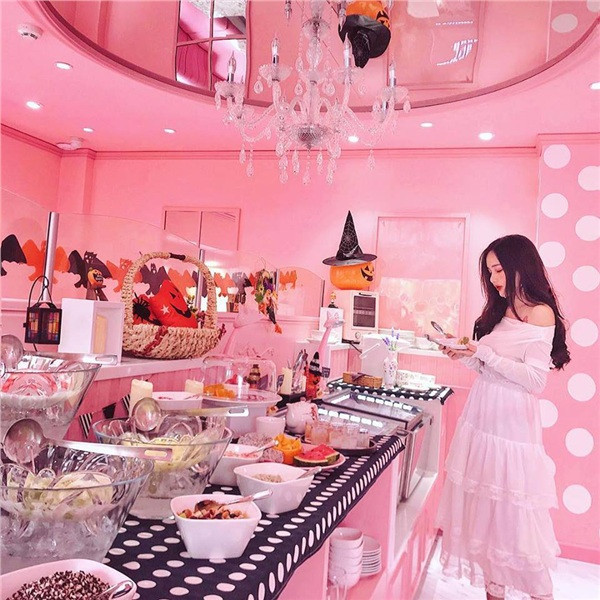 Một tiệm trà ở Sài Gòn mở cửa đón khách với không gian màu hồng nữ tính.