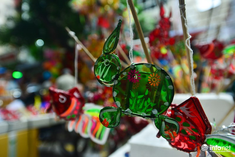 Bên cạnh những chiếc đèn Trung thu truyền thống, năm nay còn xuất hiện thêm một loại đèn lồng siêu mini rất hút hàng.