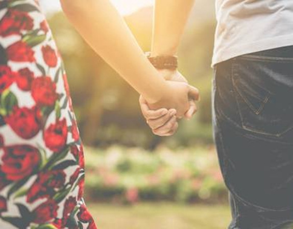 Cái nắm tay lần đầu tiên cũng có thể là một chuyện rất “to tát”.