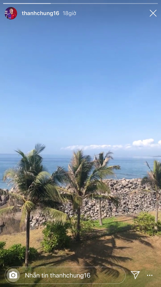 Hải Quế, Văn Toàn và Thành Chung check-in trước trận đấu Indonesia và nhận được nhiều lời cổ vũ từ người hâm mộ. Ảnh: chụp màn hình.