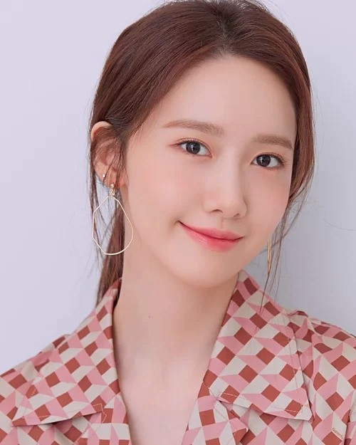 Trung thành với phong cách trang điểm sương sương, tô son lòng môi 