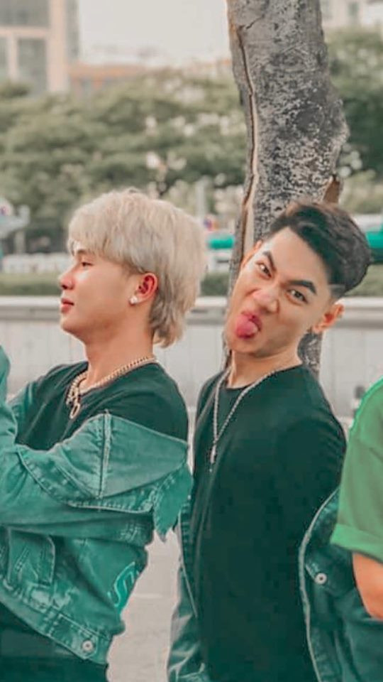 Hình ảnh được “chộp” bởi một fanti “quả cảm” sau khi La La nhà mình tuyên bố hùng hồn rằng: “Mấy đứa không có dễ gì mà dìm được anh đâu!”.