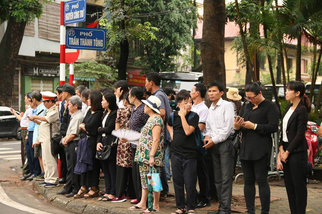 Ngay từ sớm, người dân đã tập trung tại khu vực phố Nguyễn Công Trứ và Trần Thánh Tông để tiễn biệt Chủ tịch nước. (Ảnh: Trọng Trinh).