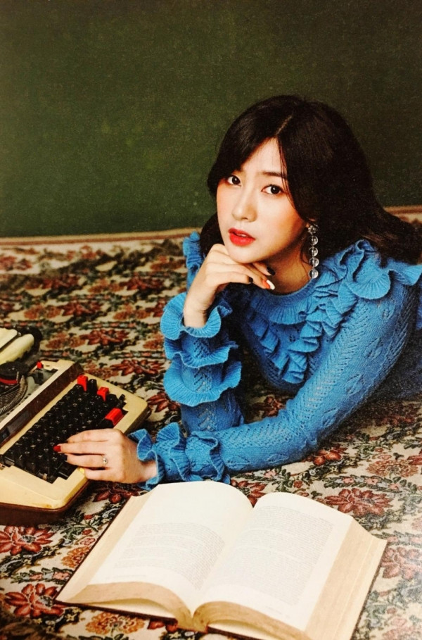 Hayoung (Apink) đi hát được bảy năm rồi nên được coi là tiền bối, nhưng sự thật là Hayoung mới có 22 tuổi thôi. Bằng tuổi với Jennie (Black Pink), Jungyeon (TWICE) hay Joy (Red Velvet) nhưng nhìn Hayoung phải già dặn hơn vài năm là ít.