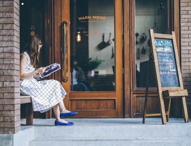 Chưa cần vào quán, bạn đã có ngay góc sống ảo “sâu deep”. Ảnh: Warm Wood Cafe.