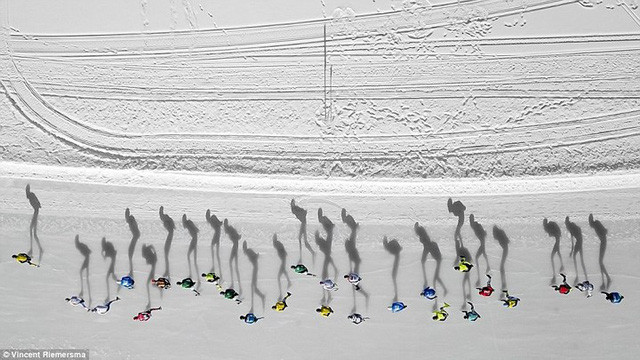 Vincent Riemersma là một trong những nhiếp ảnh gia dẫn đầu hạng mục ảnh Thể thao với bức hình những vận động viên trượt băng và bóng của họ đổ trên mặt đất trắng xóa.