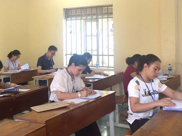 Chấm thi ở hội đồng thi tại tỉnh Hưng Yên.