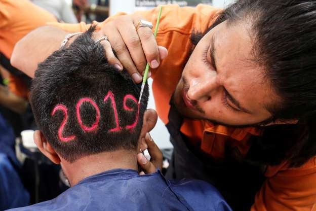 Một người đàn ông Ấn Độ cắt tóc có số 2019 để chào đón năm mới. Ảnh: Reuters.