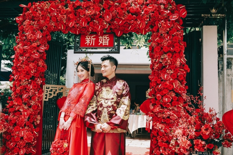 Về bộ ảnh đặc biệt theo concept cổ xưa của người Trung, cô dâu hào hứng bật mí vì cả hai bên gia đình đều mang gốc Hoa nên muốn đám hỏi của mình cũng mang màu sắc đặc trưng của người Hoa.