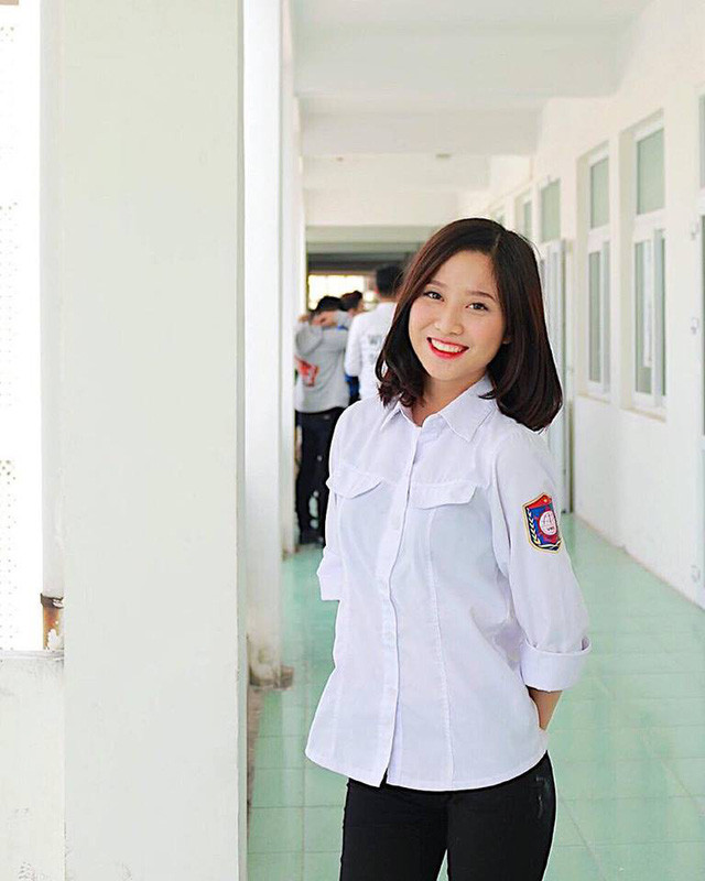 Trinh sở hữu gương mặt xinh xắn, dễ thương, mái tóc dài duyên dáng. Bức hình được chụp vào ngày 6/9 khi cô bạn đang ngồi xem buổi lễ gặp mặt sinh viên mới của trường.