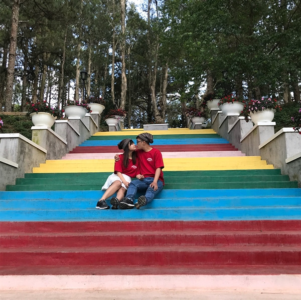 Nhiều cặp đôi lựa chọn cầu thang cầu vồng tại Dinh 1 là địa điểm lưu giữ khoảnh khắc tình yêu. (Ảnh: nhimonmeowmeow) Nhiều cặp đôi lựa chọn cầu thang cầu vồng tại Dinh 1 là địa điểm lưu giữ khoảnh khắc tình yêu. (Ảnh: nhimonmeowmeow)
