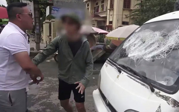 Một clip khác được đăng tải trên kênh YouTube này có tên "T.C.C đập nát ô tô thanh niên bắt nạt người già" cũng là một clip cổ xúy cho hành động phá hoại tài sản của người khác.