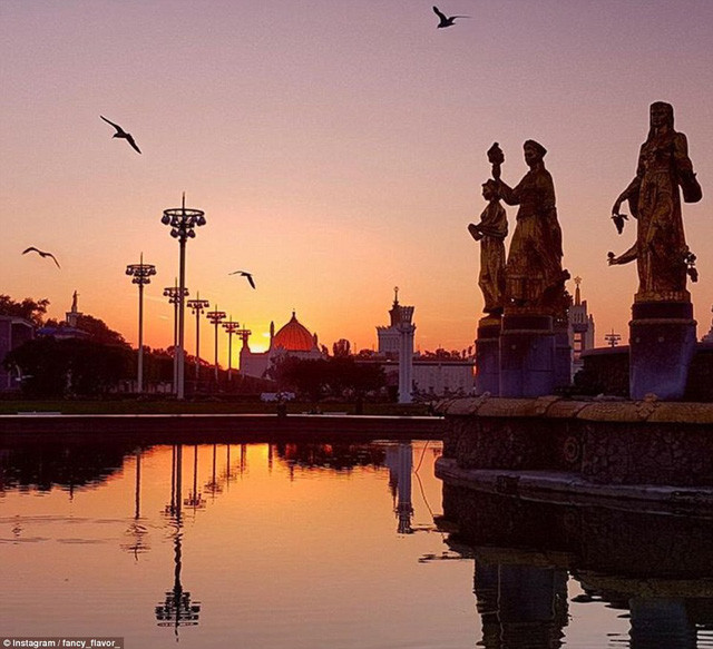 Hình ảnh ấn tượng này là phong cảnh hoàng hôn tại Moscow được tài khoản fancy-flavor đăng lên Instagram. Trong năm ngoái, 1,2 triệu bức ảnh hoàng hôn Moscow đã được tải lên mạng truyền thông xã hội Instagram.