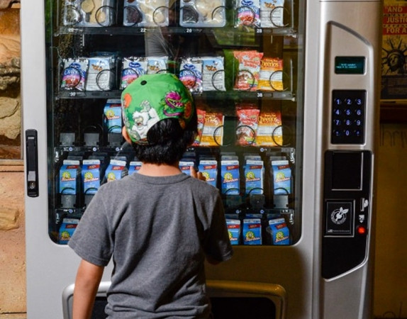 Trẻ em là đối tượng thường xuyên mua từ máy bán hàng tự động.