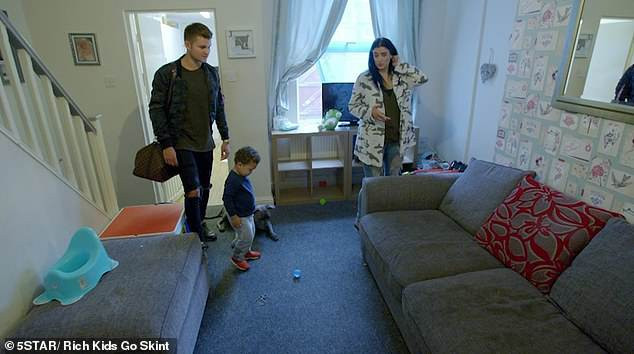 Phòng khách cũng là phòng ăn và nơi ngủ dành cho khách