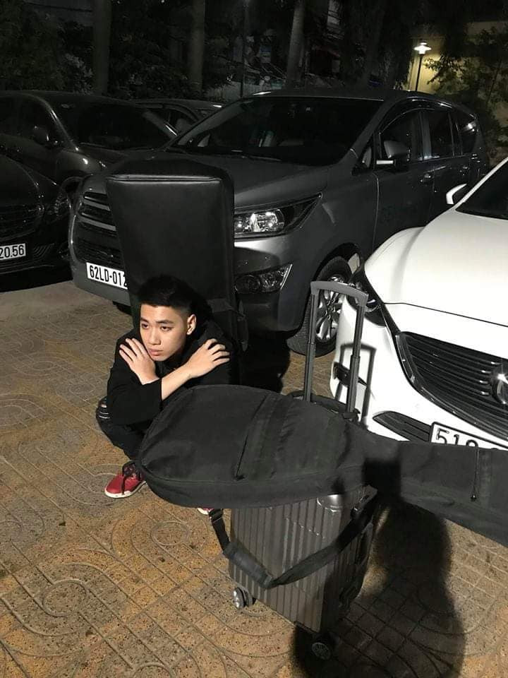 Bức ảnh được fanti đăng tải với nội dung vô cùng “mặn mà”: Đây chính là tôi khi dành hết thanh xuân ngồi chờ người ta tung ảnh dìm.