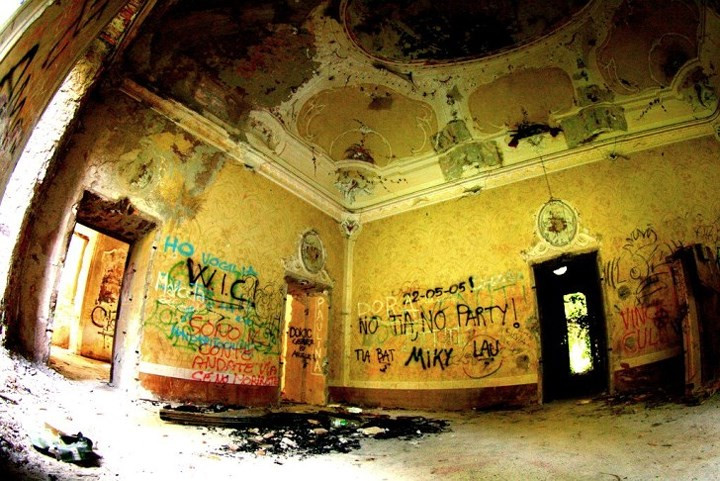 Biệt thự Di Vecchi, Hồ Como, Italy: Tòa dinh thự xa hoa và tuyệt đẹp này đã bị bỏ hoang từ những năm 1940 gắn với câu chuyện về một bá tước tự tử vì vợ bị giết hại và con gái mất tích.