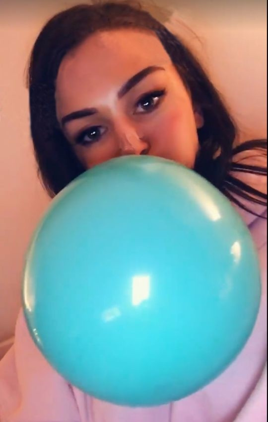 Hít 15 quả bóng cười trong ngày cuối tuần, người mẹ trẻ tỉnh dậy và phát hiện mình không thể tự đi lại được nữa.