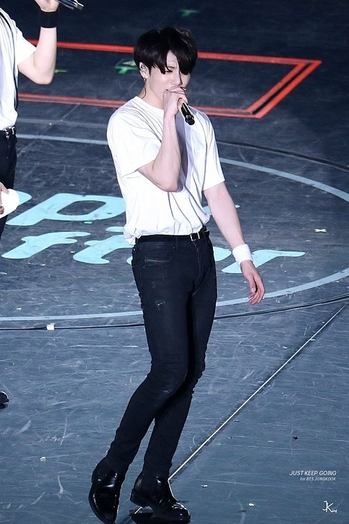 Nhờ thân hình siêu chuẩn với bờ vai rộng, eo nhỏ, chân dài nên Jungkook chinh phục được nhiều kiểu trang phục khác nhau.