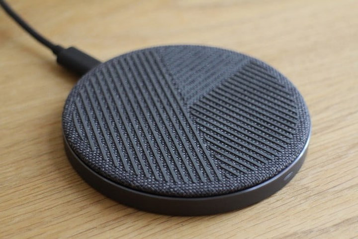 Bộ sạc không dây của Native Union có thiết kế và phong cách độc đáo, với các rãnh cao su mềm giúp giữ thiết bị tốt hơn.