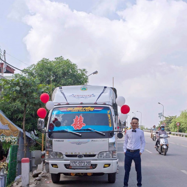 Dân mạng rần rần với dàn xe đón dâu của chú rể đất lúa.