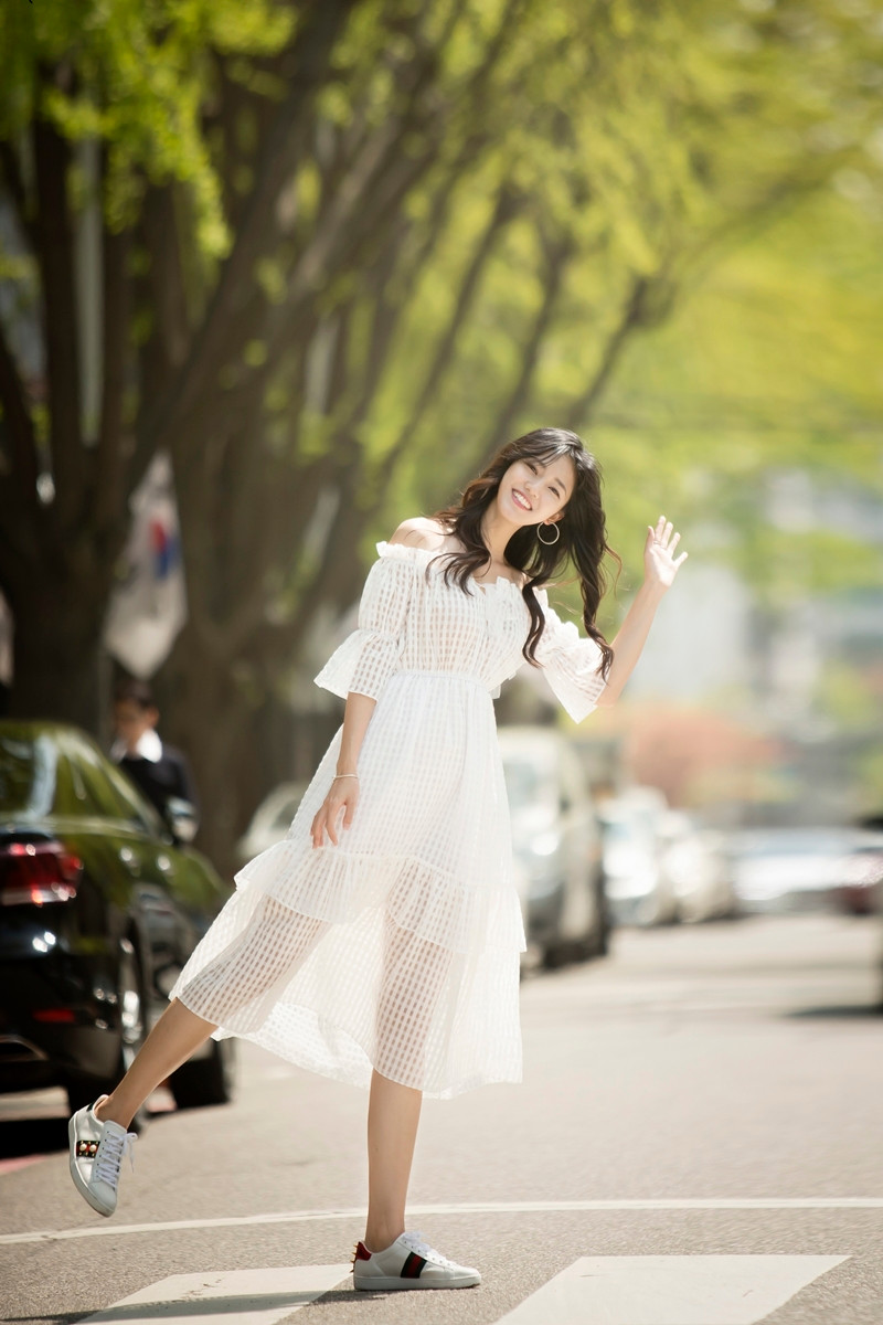 Á hậu Thanh Tú xinh đẹp ngẩn ngơ trên đường phố Seoul ảnh 2