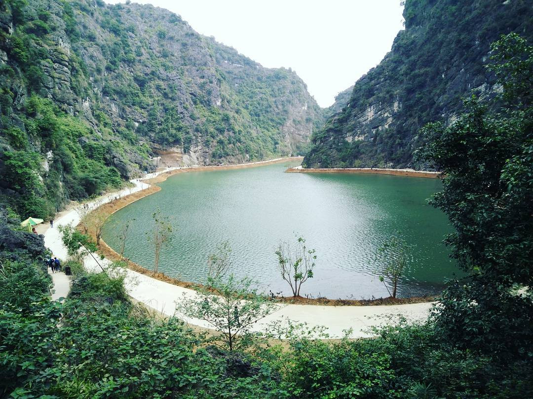 Hồ nước "tuyệt tình" xanh ngắt được bao quanh bởi những dãy núi lớn. (Ảnh: @saurieng91) Hồ nước "tuyệt tình" xanh ngắt được bao quanh bởi những dãy núi lớn. (Ảnh: @saurieng91)