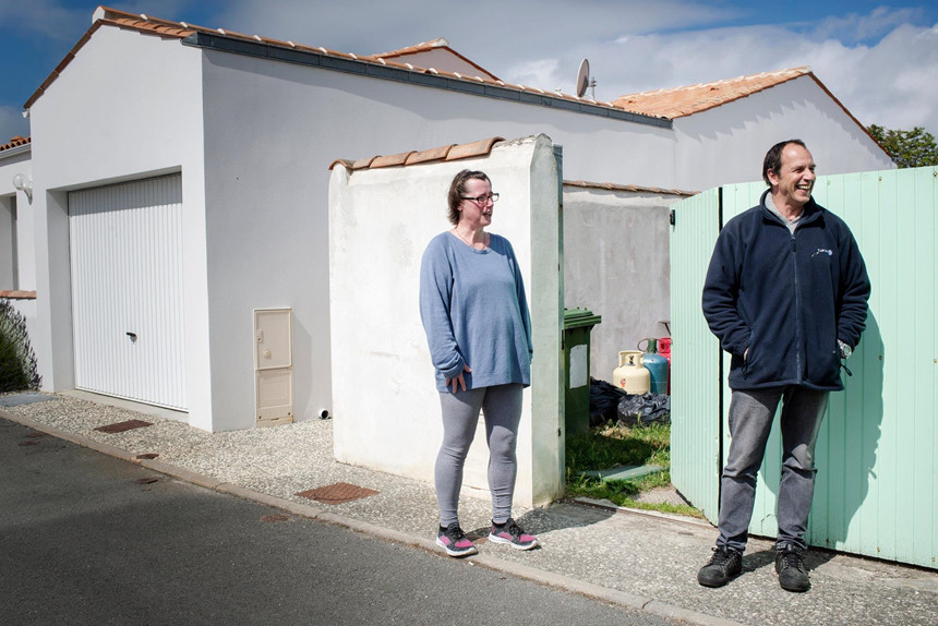 Những người hàng xóm của bà Fesseau cho biết dù họ cảm thấy nực cười về vụ việc, họ vẫn ủng hộ và đứng về phía Maurice. Ảnh: New York Times.