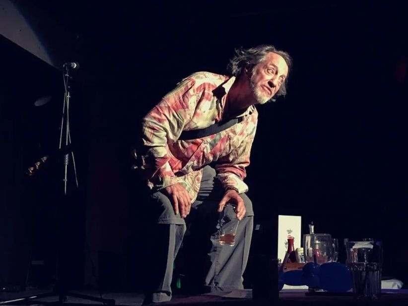 Chì nói đùa về cơn đau tim, nam diễn viên đã đột quỵ và chết ngay trên sân khấu.