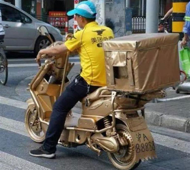 Chiếc xe “dát vàng” của Trần. Ảnh : CHỤP MÀN HÌNH SHINE Chiếc xe “dát vàng” của Trần. Ảnh : CHỤP MÀN HÌNH SHINE