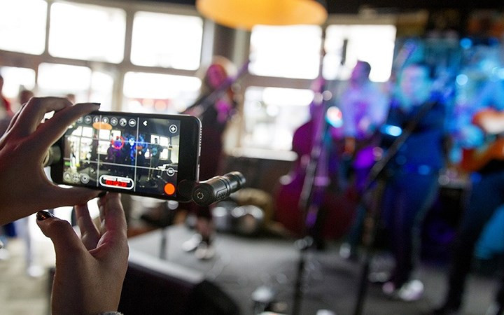 Rode VideoMicro và VideoMic ME giúp tăng chất lượng hình ảnh và âm thanh khi quay video bằng smartphone./.