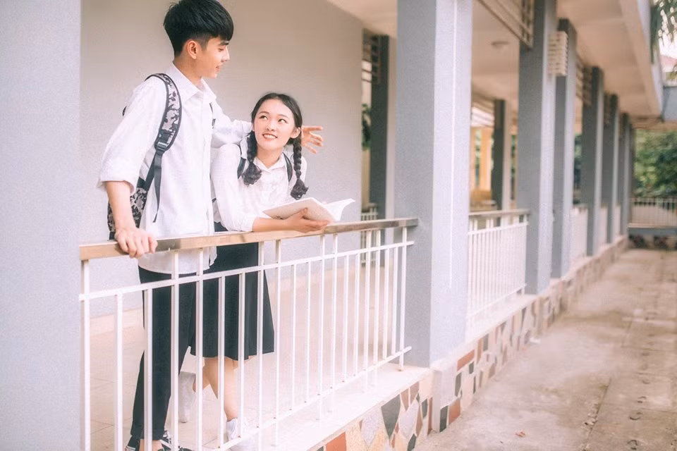 Ngắm bộ ảnh này, aii hẳn cũng muốn mình có một tình yêu thời cắp sách đến trường tươi đẹp và đáng nhớ như thế!