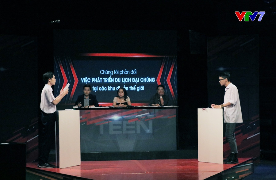 Trí Dũng và Vĩnh Thụy tổng hợp các luận điểm của đội mình.