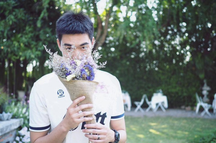 Nét đẹp cạnh tranh giữa người và hoa của chàng thủ thần.