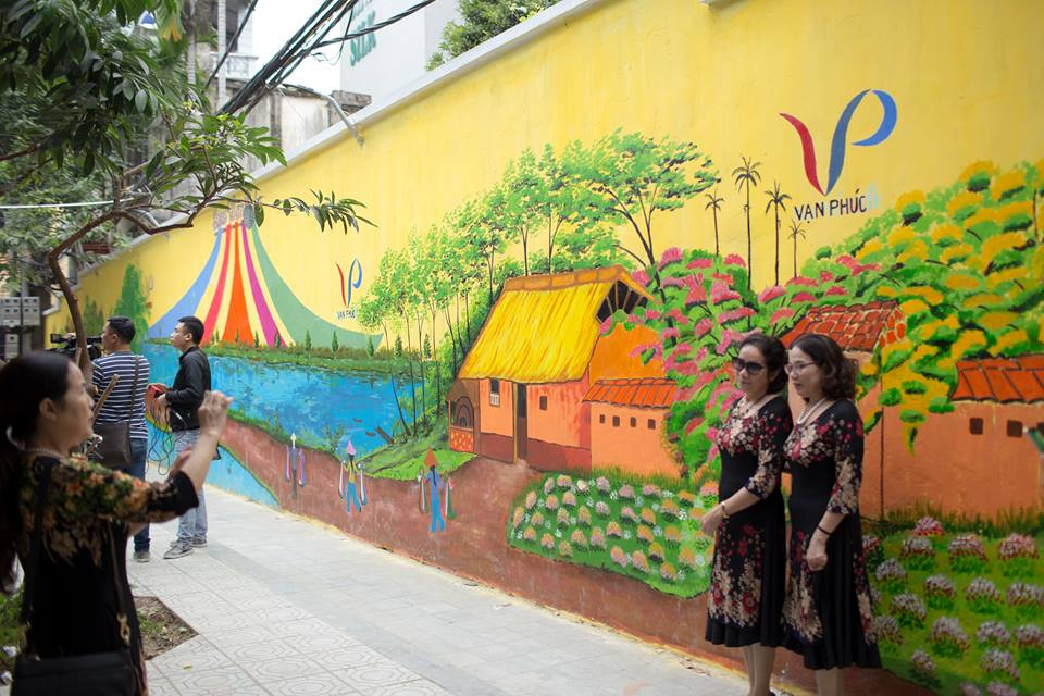 Bức tường tái hiện bức tranh làng lụa Vạn Phúc trong một thế kỉ qua.