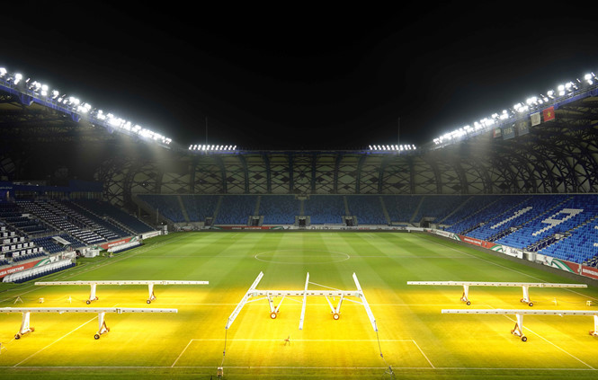 Toàn cảnh sân Al Maktoum nơi sẽ diễn ra trận tứ kết đầu tiên Asian Cup 2019 giữa Việt Nam và Nhật Bản, với mặt cỏ được sưởi ấm suốt đêm để bảo đảm tươi tốt nhất. Ảnh: NGỌC LINH.