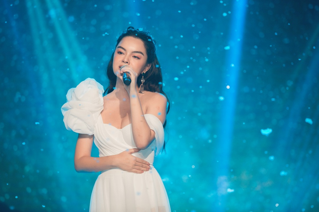 Còn “nữ hoàng nhạc lụi” Phạm Quỳnh Anh thì như thường lệ, tiếp tục lấy nước mắt của các fan qua phần trình diễn live đầy xúc động Tất Cả Sẽ Thay Em - một bản hit lớn được Hamlet Trương sáng tác.