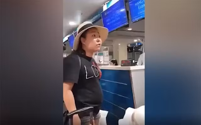 Nữ hành khách Lê Thị Hiền trong quá trình làm thủ tục tại sân bay Tân Sơn Nhất vào chiều 11/8. Ảnh cắt từ clip.