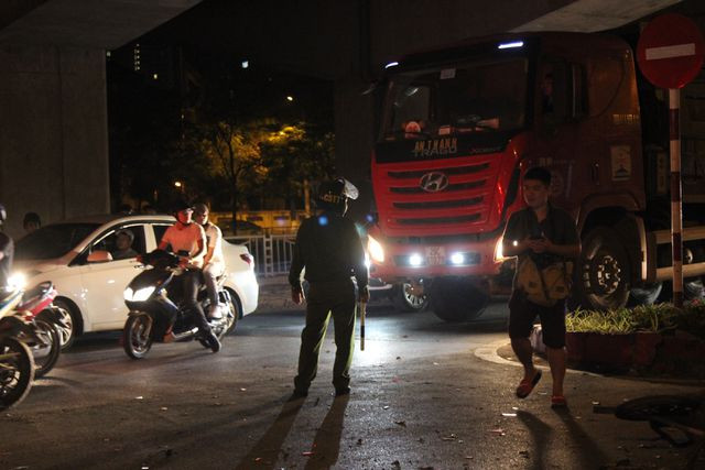 Lực lượng chức năng phong toả hiện trường, lấy lời khai của nhân chứng.