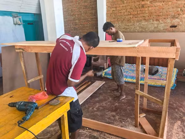 Cặp đôi phải bỏ tiền ra để tu sửa phòng tại khách sạn.