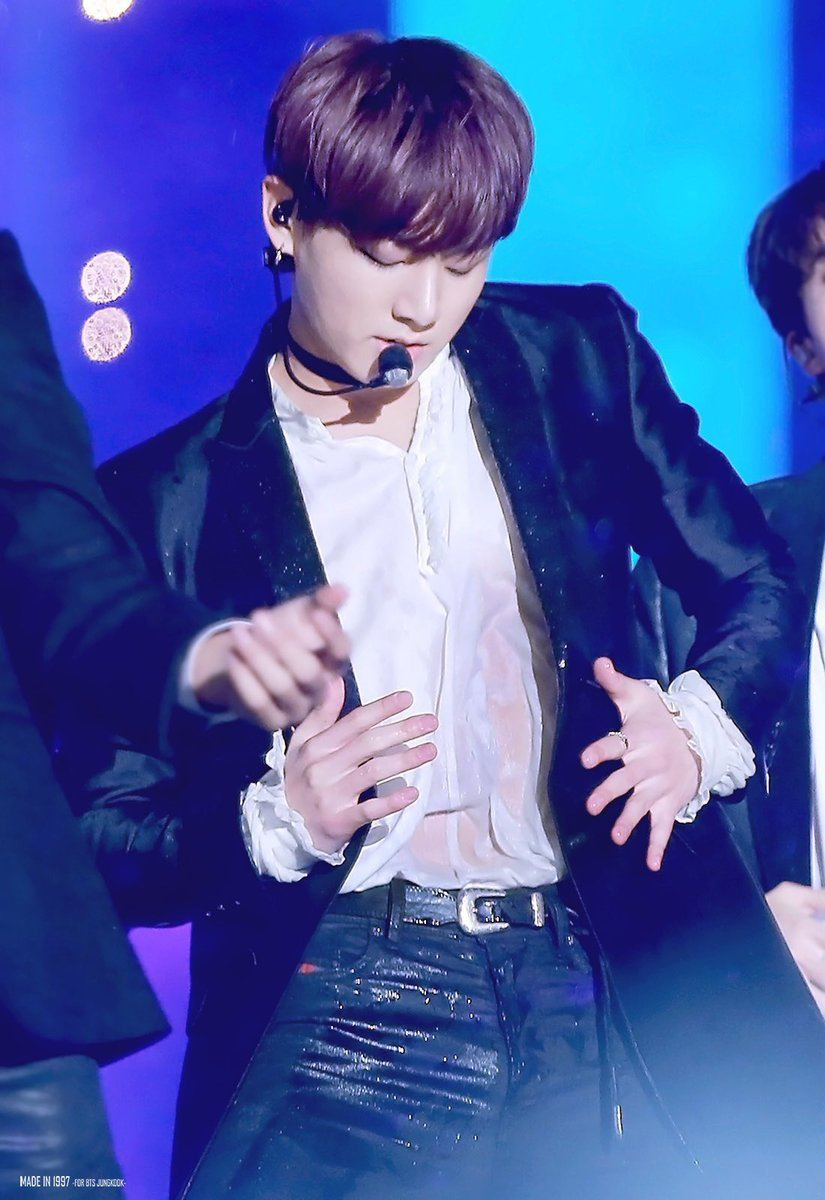 Nhìn mồ hôi chảy ròng ròng ướt hết trang phục của Jungkook (BTS) mà ai cũng thương.