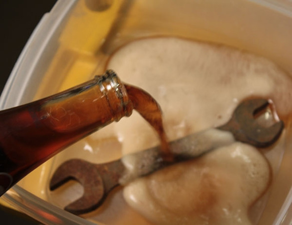 Nước cola có thể làm những dụng cụ hoặc nồi chảo bị gỉ sét trở nên sáng bóng như mới.