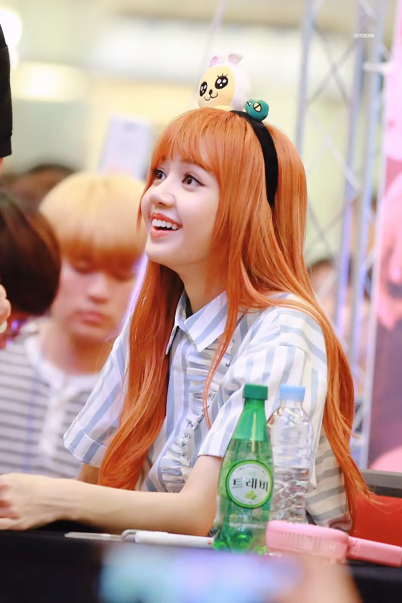 Lisa (Black Pink) tóc đen thì nữ tính dễ thương, tóc cam lại nghịch ngợm lí lắc hết phần người khác.