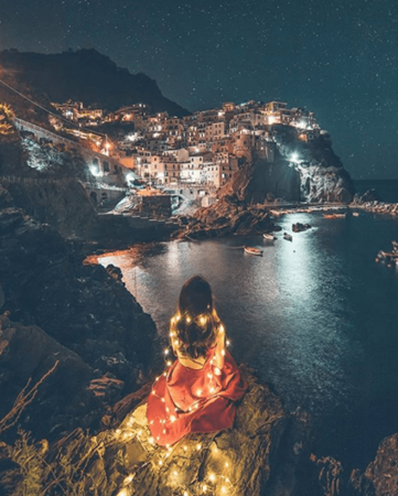 Harimao Lee từng quấn đèn quanh người để chụp ảnh.