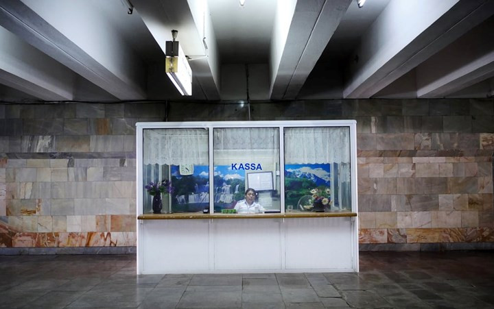 Nhân viên thu ngân ở lối vào nhà ga tàu điện ngầm.