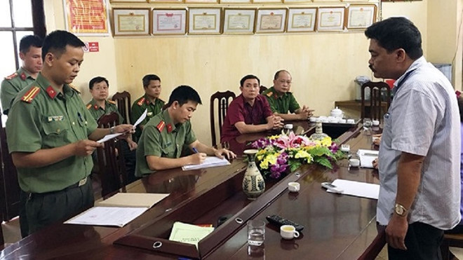 Công an tỉnh Hà Giang tống đạt quyết định khởi tố bị can Nguyễn Thanh Hoài. Ảnh: Công an cung cấp.