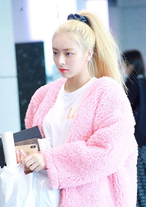 Những bộ trang phục tông hồng và trắng kết hợp mang đến vẻ nổi bật ở sân bay cho idol 16 tuổi.