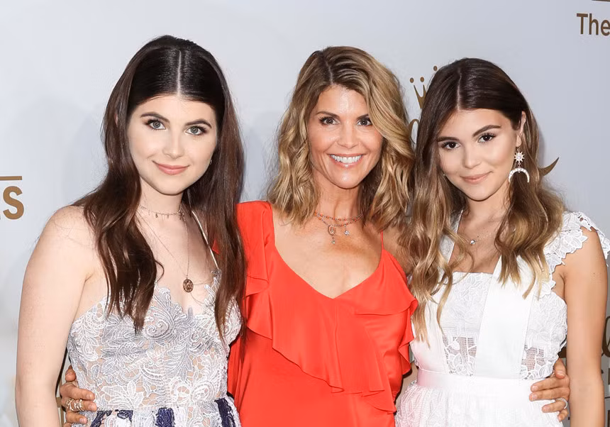 Hai con gái của Lori Loughlin sẽ phải ra tòa để công tố viên kiểm tra chéo sau khi bố mẹ họ kiên quyết không ký thỏa thuận nhận tội. Ảnh: Getty.