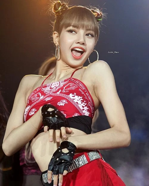 Bên cạnh kiểu áo chíp dạng quây không dây, áo chíp có phần quai trong suốt cũng là lựa chọn của nhiều sao Hàn mỗi khi lên đồ với váy áo trễ vai. Lisa (Black Pink) chọn dây áo chíp trong veo giúp vẻ ngoài tinh tế hơn khi mặc áo yếm.